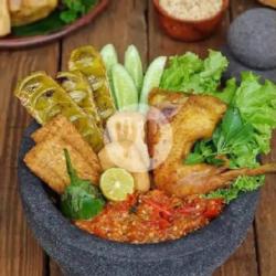 Nasi Ayam Tahu Tempe Penyet