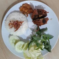 Nasi Uduk : Ati Ampla Goreng.