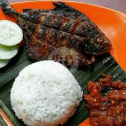 Ikan Bakar Bawal Komplit(nasi   Lalapan   Sambal)