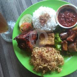 Paket Hemat Combo Nasi Ayam Bakar Madu Mie Goreng Tahu Sambal Terong Es Teh