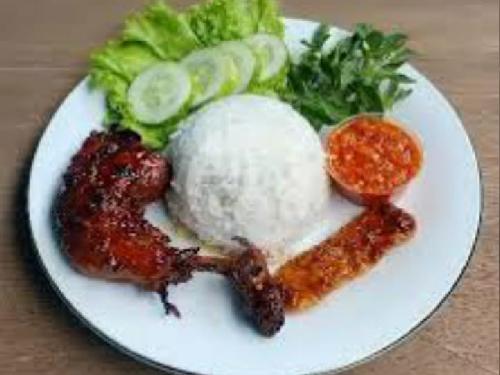 Kuliner Ibu Riski Ayam Geprek, Nasi Tempong & Aneka Rujak, Rahayu 1