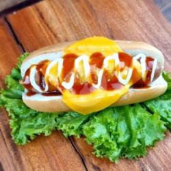 Hotdog Dengan Tambahan Toping Red Cheedar Cheese Slice Ditambah Saus Special