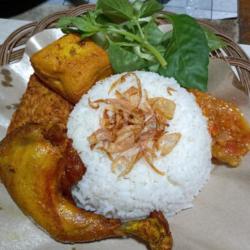 Paket Ayam Goreng ( Nasi   Ayam   Tahu   Tempe   Sambel   Lalap )