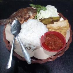 Nasi Penyetan Mujaer