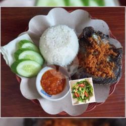 Paket Ikan Goreng Mujaer Serundeng Tumis Kangkung