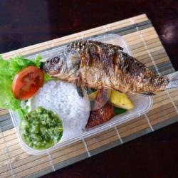 Dua Nasi Dus Timbel Ikan Mas Goreng