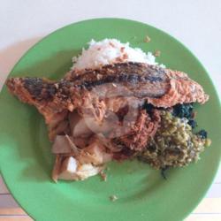 Nasi Pake Ikan Lele