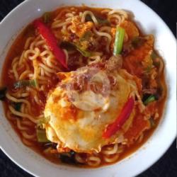 Indomie Rebus Pedas Mantap Telur   Irisan Bakso