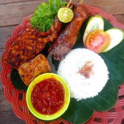 Nasi   Kepala  Ceker   Tahu  Tempe   Sambal   Lalapan   Es Teh