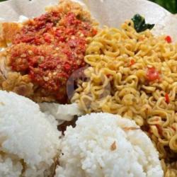 Indomie Goreng Ayam Geprek   Nasi