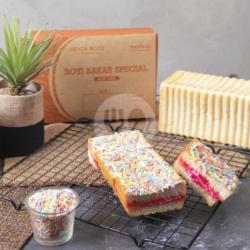 Roti Bakar Strawberry Sprinkle Puff Pastry