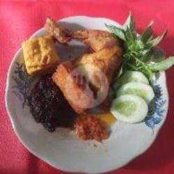 Ayam Bumbu Hitam Tahu Tempe Lalapan Sambal