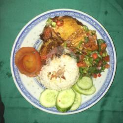 Nasi Ayam Goreng Sambal (dabu-dabu)  Es Teh Manis