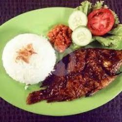 Nasi Uduk Ikan Nila Bakar Sambal Lamongan
