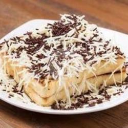 Roti Bakar (topping Cokelat, Keju,& Susu)