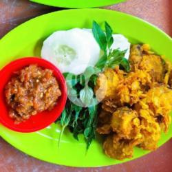 Lalapan Ayam Goreng Mutilasi