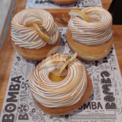 Lemon Meringue Bomba