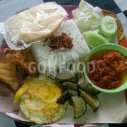 Telur Terong   Nasi   Tahutempe   Sambal Lalapan   Krupuk