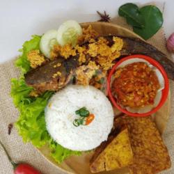 Nasi Uduk Lele Kremes