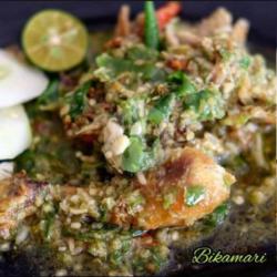 Ayam Bikamari Sambal Idjo Pakai Nasi