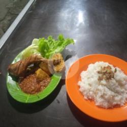 Nasi Uduk/ayam Goreng Dada