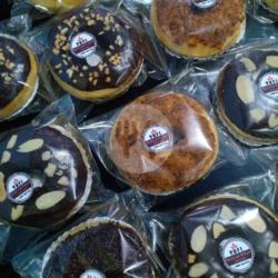 Donat Coklat ( Almond, Seres, Kacang, Choco Chip)