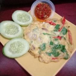 Telur Dadar Goreng Dadakan   Lalapan Timun   Sambel