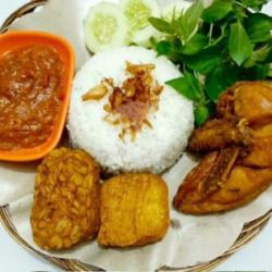 Nasi Uduk Ayam Goreng Sambel Nampol