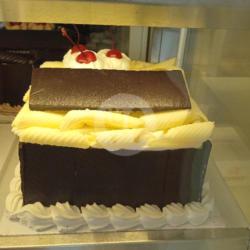 Black Forest Kotak Coklat Putih