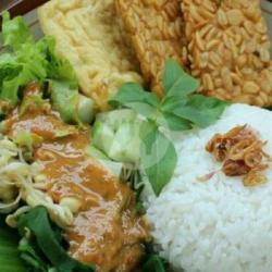 Nasi Pecel Telor Tahu Tempe