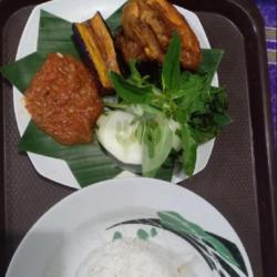 Nasi Ayam Goreng Lalapan