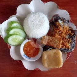 Paket Nasi Ikan Goreng Mujaer Serundeng