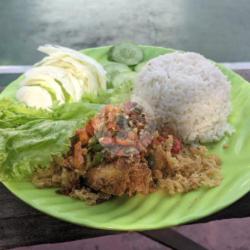 Ayam Goyeng   Krispy   Nasi  Sambal Dadakan