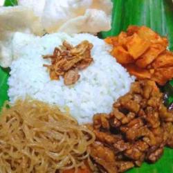 Nasi Uduk Kentang Balado Tempe Orek Bihun Sambal Kerupuk