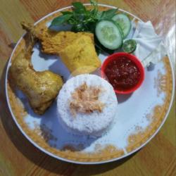 (a) Nasi   Ayam Goreng   Tahu   Tempe   Lalapan   Sambal