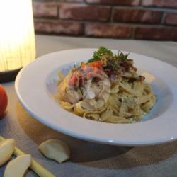 Fettuccine Aglio O Lio With Grill Chicken