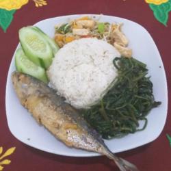 Nasi Ikan Laut Goreng Inyong