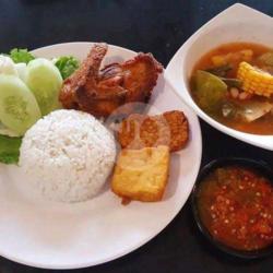 Paket 6 ( Nasi Ayam Goreng   Tahu Tempe   Sayur Asem )