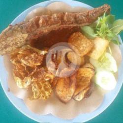 Pecel Ikan Lele Lalapan   Nasi