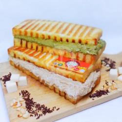 Roti Bakar Tiramisu Crunchy  Greentea Crunchy