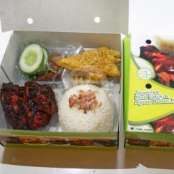 Paket Box Nasi Uduk   Ayam Bakar   Tempe   Sambal Lalap