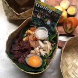 Gudeg Telor Ayam Pakai Besek