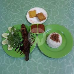 Nasi Uduk Lele Bakar Komplit