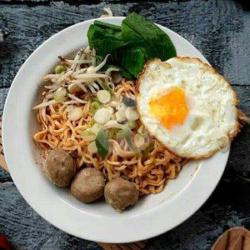 Indomie Kuah Kari Ayam Isi Bakso,telor,sayur,saos Sambal