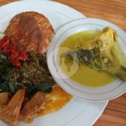 Nasi   Ekor Ikan Mas Gulai