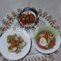 Sate Ayam Dan Lontong