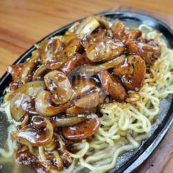 Mie Sapi Lada Hitam