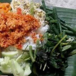 Nasi Gudangan Lauk Udang Goreng   Peyek  Air Mineral