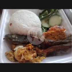 Nasi Lalapan Belut Goreng