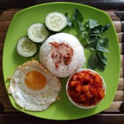 Nasi Sambal Kentang Telur Ceplok Lalapan